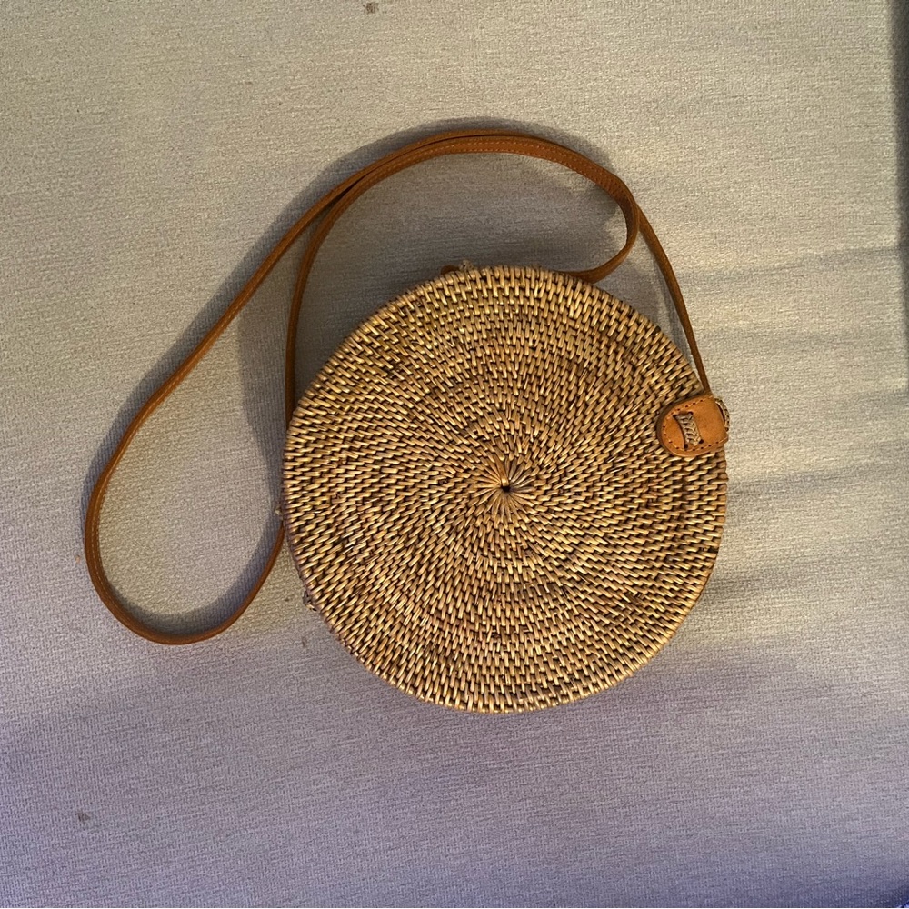 Round rattan purse
